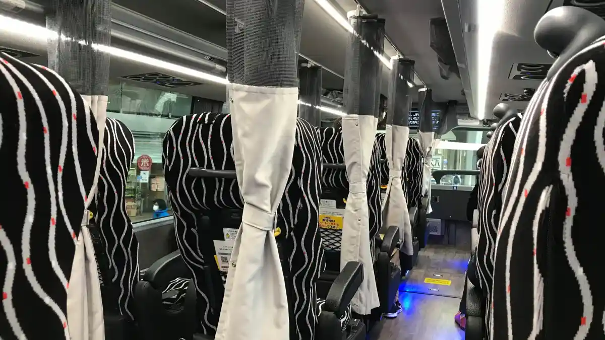 Foto - Begini Ragam Sekat Bus Social Distancing Di Luar Negeri Saat Ini