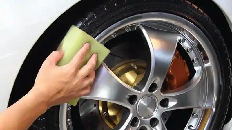 Foto - Ternyata Menyemir Ban Ada Efek Sampingnya