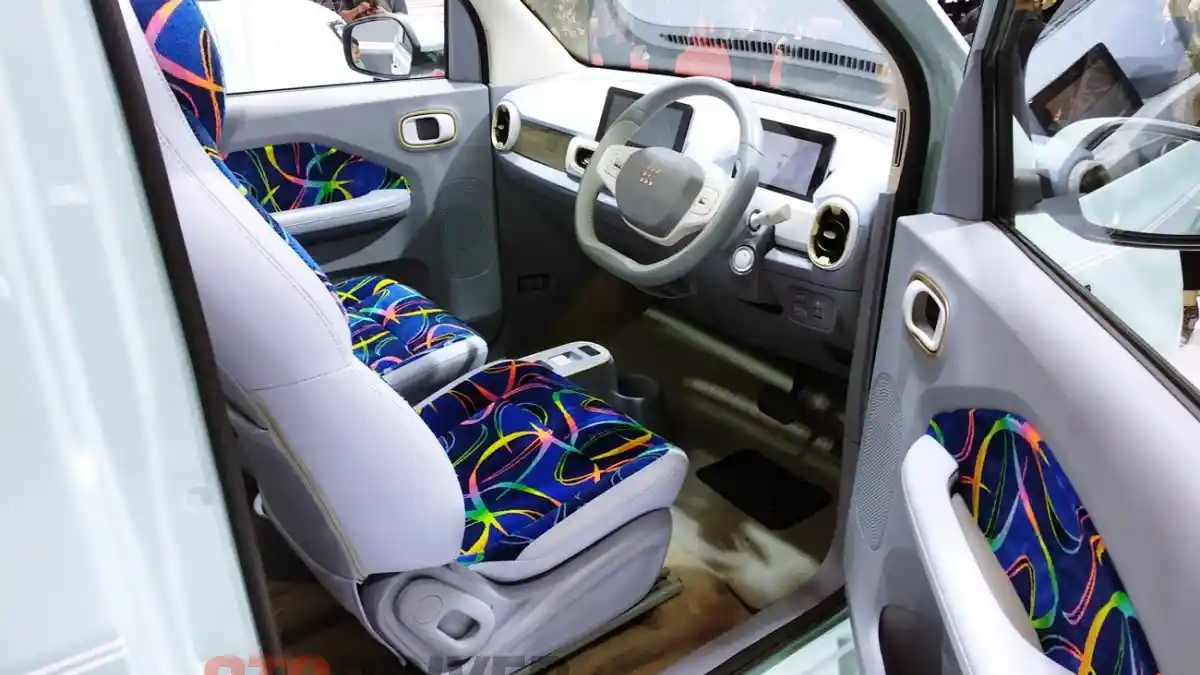 Foto - Seres Tampilkan E1 Versi Cargo Dan Two Tone