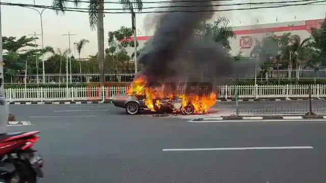 Tips - Sebuah Shelby Eleanor Ludes Terbakar, Ingat Lagi Peran Penting APAR Di Mobil