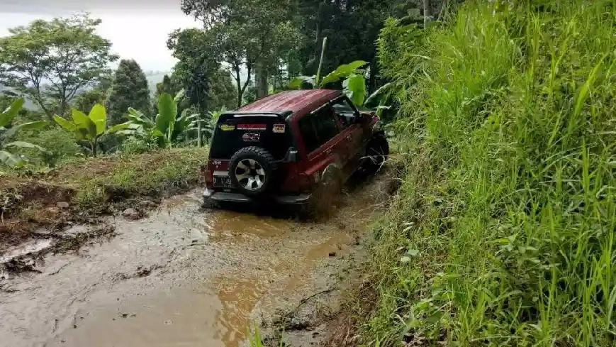 Foto - Komunitas Suzuki Sidekick Vitara Escudo Berlatih Jinakkan Si Badak!