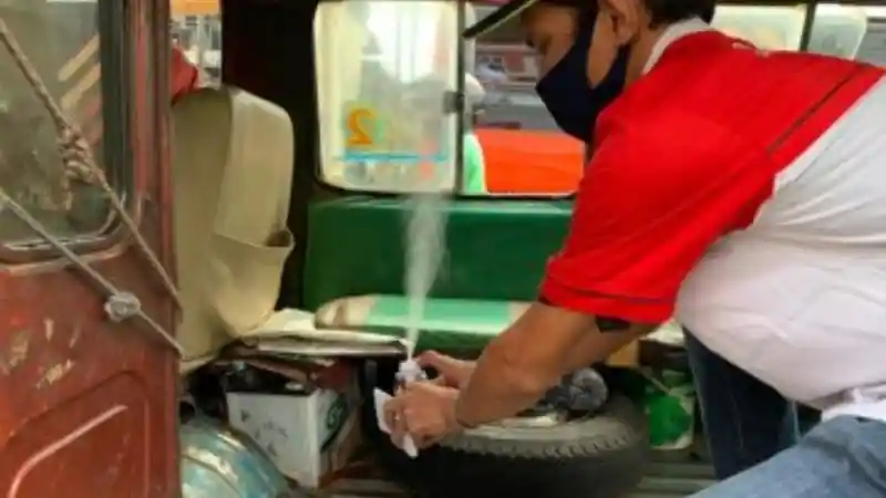 Foto - Komunitas Pecinta Sienta Lakukan Pencegahan Penyebaran Virus di Angkutan Umum