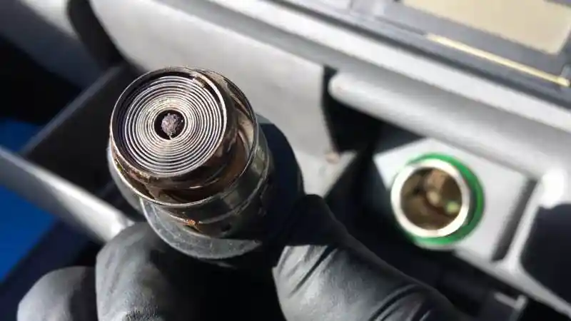 Foto - Pemantik Rokok, Fitur Yang Bertransformasi Colokan Charger Handphone.