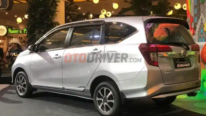 Foto - Perbandingan Harga New Sigra dengan New Calya