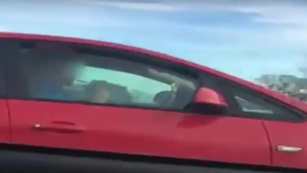 Berita - VIDEO: Pria Ini Mengemudi 100 Km/jam Sambil Sikat Gigi