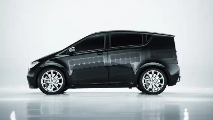 Foto - Dilengkapi Panel Surya, Mobil Listrik Seharga Rp 400 Jutaan Ini Dijual Massal