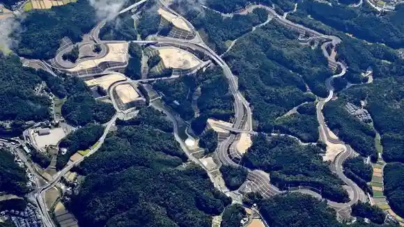 Foto - Toyota Bangun Sirkuit Replika Nurburgring 