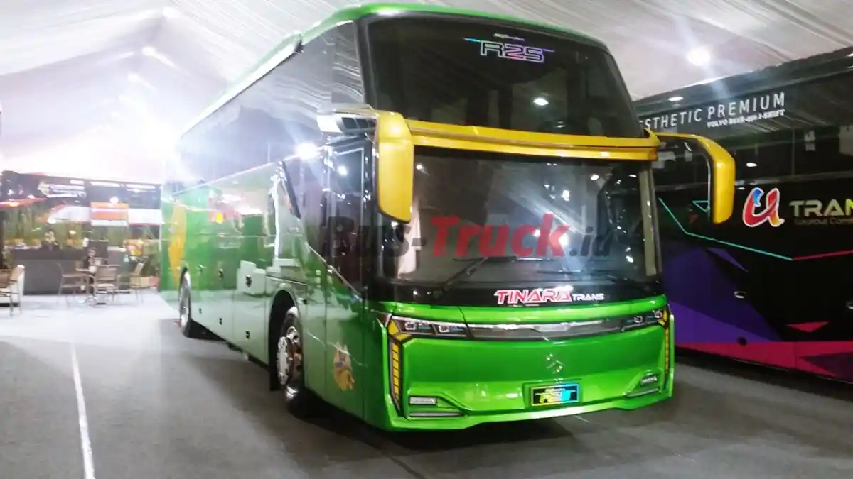 Foto - Di GIIAS 2025 DCVI Serahkan 10 Bus Mercedes-Benz