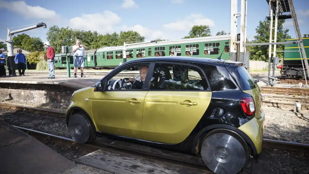 Foto - Smart ForRail, Melaju di Rel Kereta Api