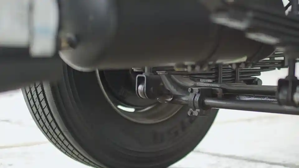 Foto - Seperti Mobil Kecil, Truk dan Bus Juga Perlu Rutin Spooring dan Balancing 