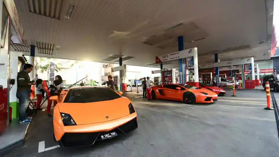 Foto - Para Pemilik Lamborghini Konvoi Ke Bandung Dengan Dukungan Pertamina (8 FOTO)