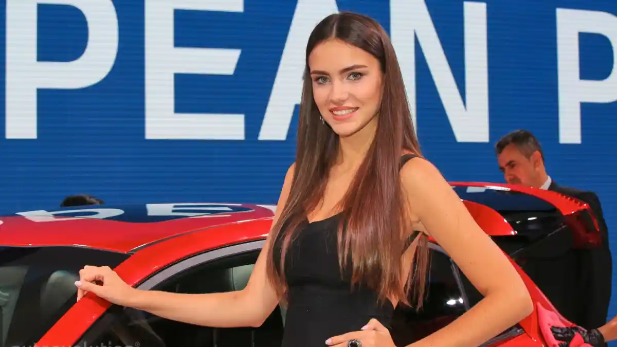 Foto - GALERI FOTO: Senyum Bidadari Bertebaran di Paris Motor Show 2016 (21 FOTO)
