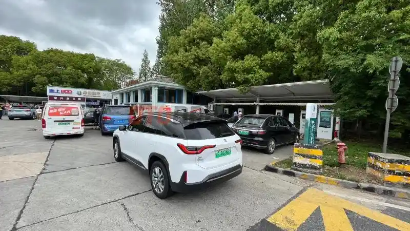 Foto - Situasi SPKLU Di Sebuah Rest Area Tol Di Cina