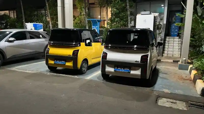 Foto - Masih Banyak Mobil Listrik Parkir Di SPKLU Tanpa Ngecas, Ini Contohnya