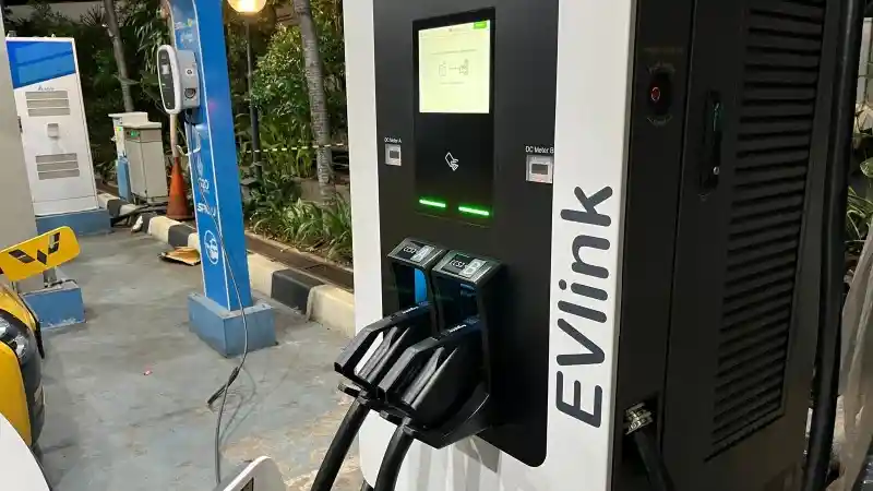 Foto - Masih Banyak Mobil Listrik Parkir Di SPKLU Tanpa Ngecas, Ini Contohnya