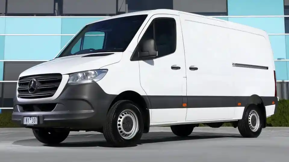 Berita - Mercedes-Benz Lakukan Recall Sprinter Diesel Karena Diduga Sebabkan Kebakaran