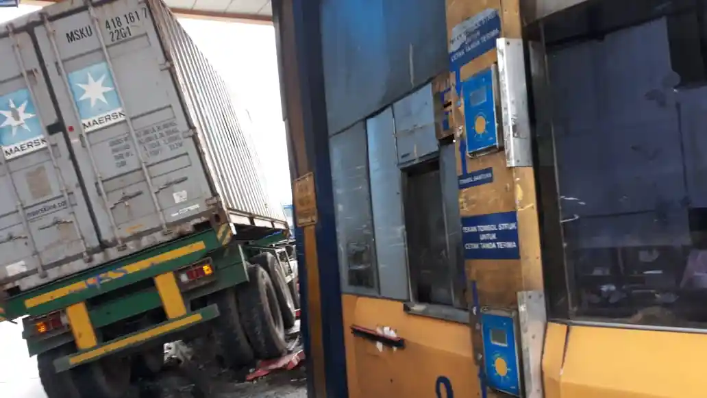 Foto - Lagi-lagi Rem Blong, Truk Kontainer Hamtam Gardu Tol Halim 2