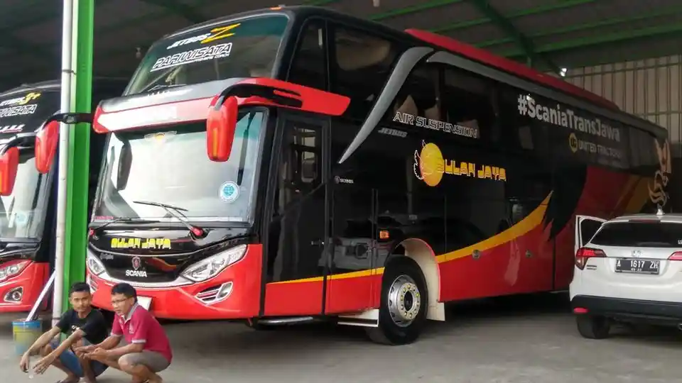 Foto - Siap Menetas, Armada PO Bulan Jaya Bermesin Mercedes-Benz OF 917