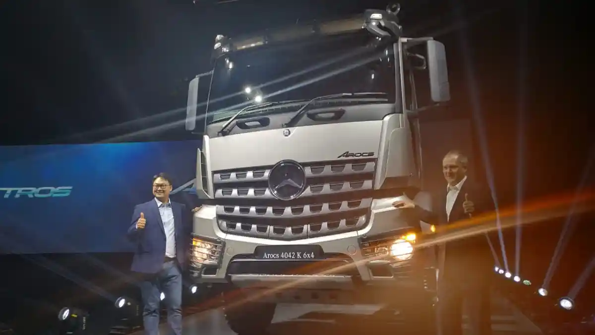Truk - Garap Segmen Truk Heavy Duty, Daimler Luncurkan Truk Actros dan Arocs Terbaru 