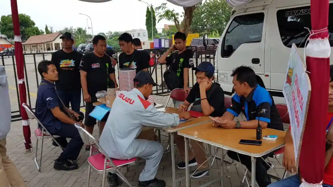 Foto - Konvoi Puluhan Microbus Isuzu Elf Keliling Kota Meriahkan Jambore Perdana EMCI di Solo