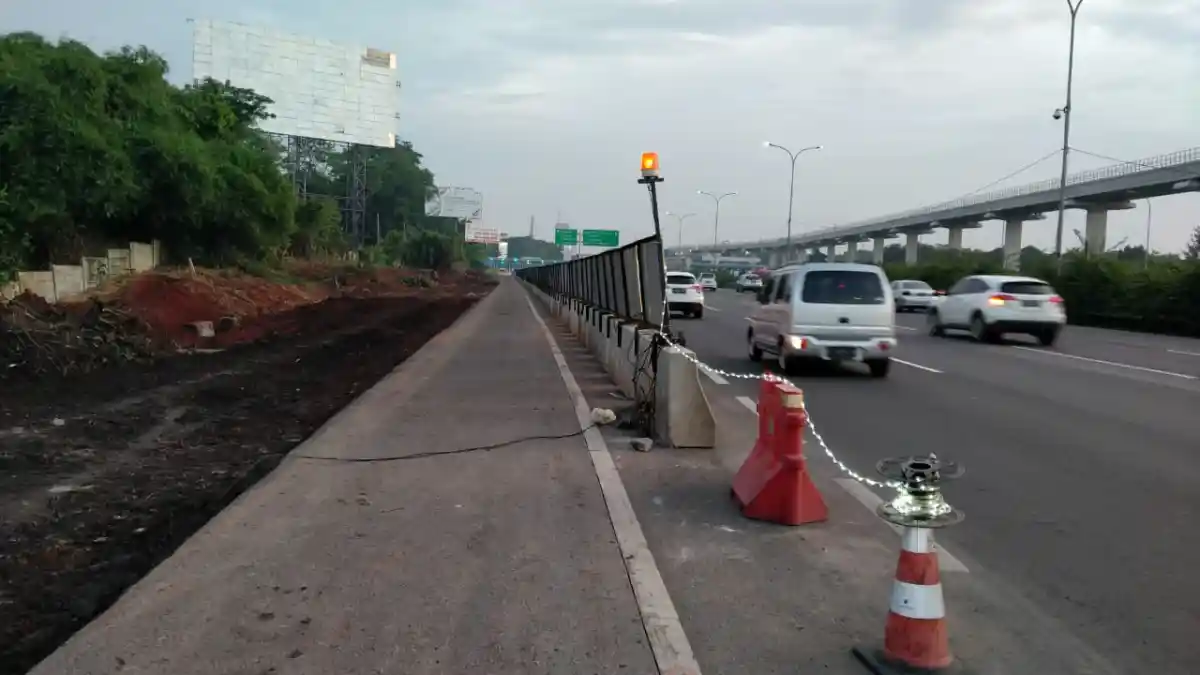 Berita - Pengemudi Truk Perlu Hati-hati, Ada Pekerjaan Jalan Belum Selesai Di Gerbang Tol Cibubur 1