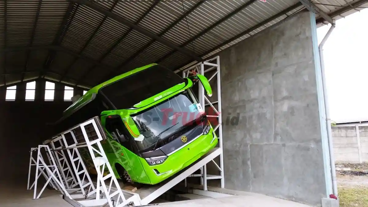 Foto - Ekspor Perdana Mercedes-Benz OH 1626 L Euro 5 Rakitan Cikarang Ke Thailand