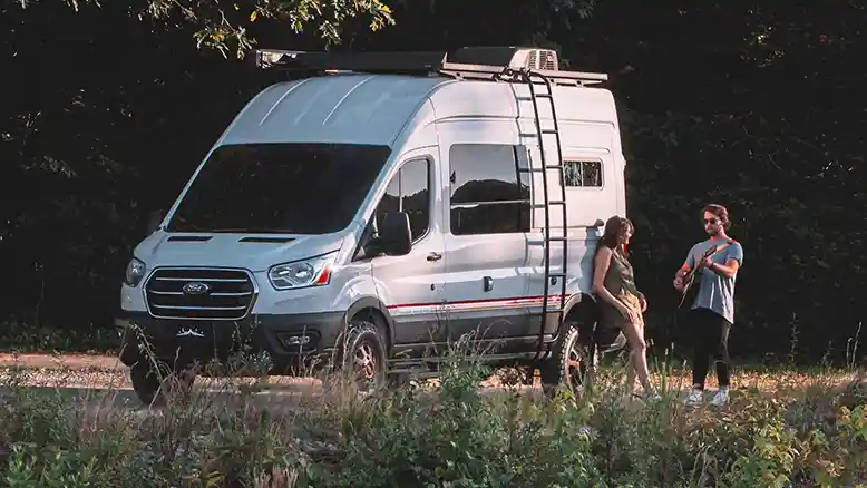 Van - Storyteller Overland, Andalkan Ford Transit Menjadi Motorhome 