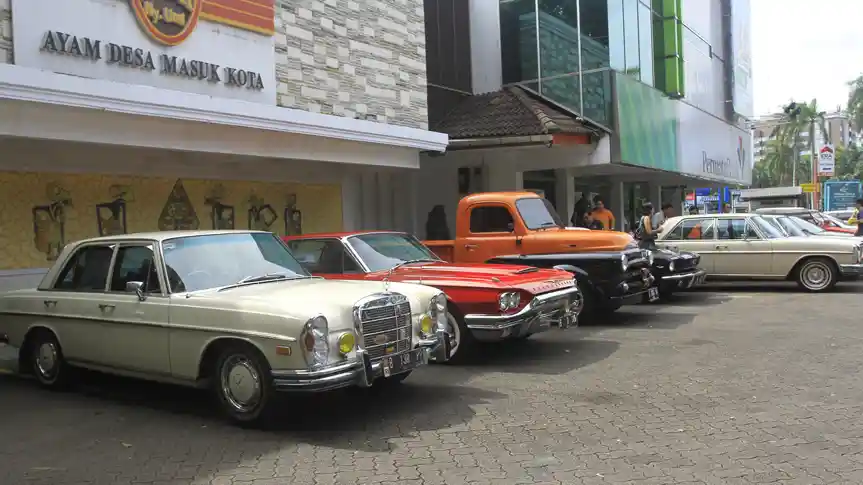 Foto - Pecinta Mobil Ramaikan Sunday Market Pondok Indah Jakarta