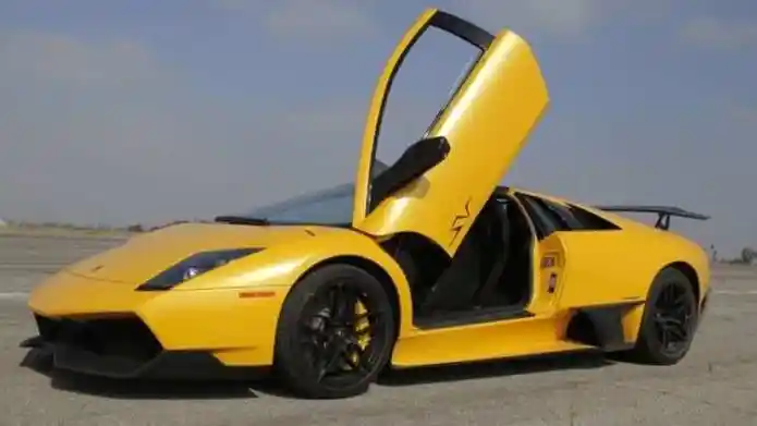 Foto - Kobe Bryant dan 5 Supercar Miliknya