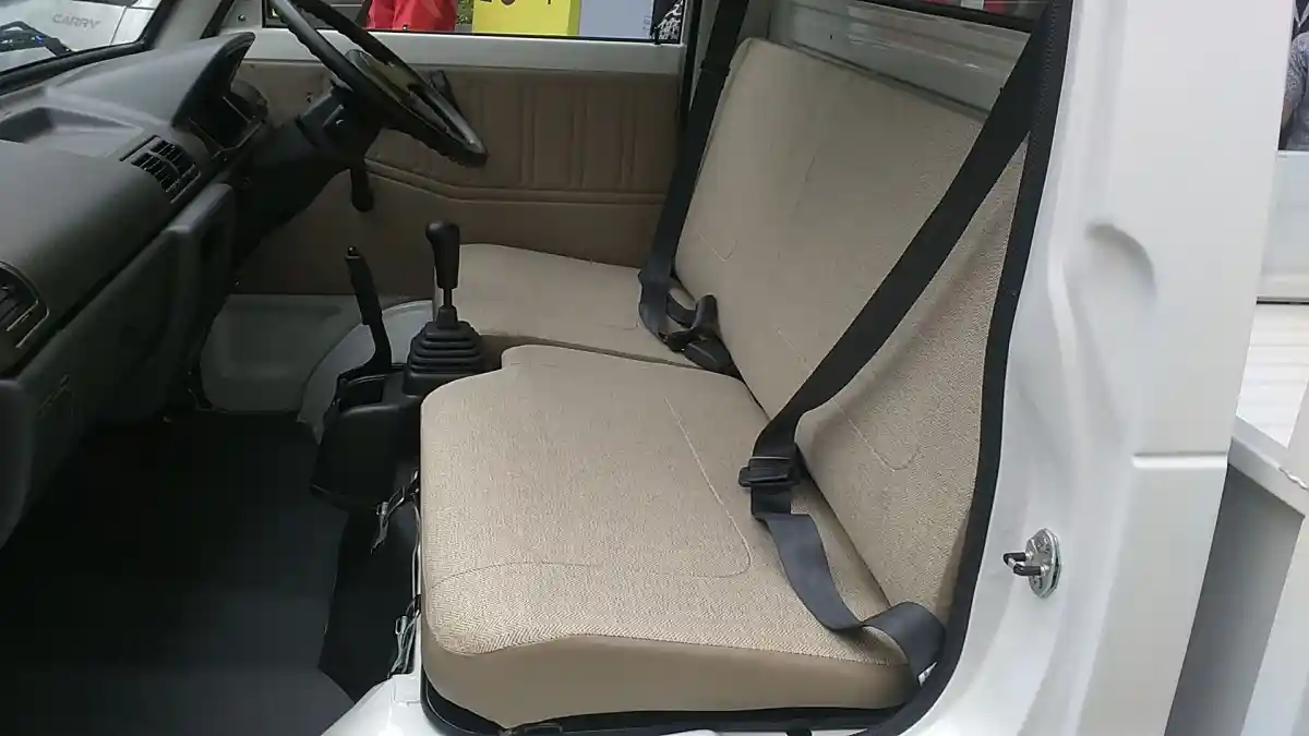 Foto - Suzuki Carry Pick Up 2017 Tetap Tak Punya Fitur Kenyamanan, Ini Alasannya