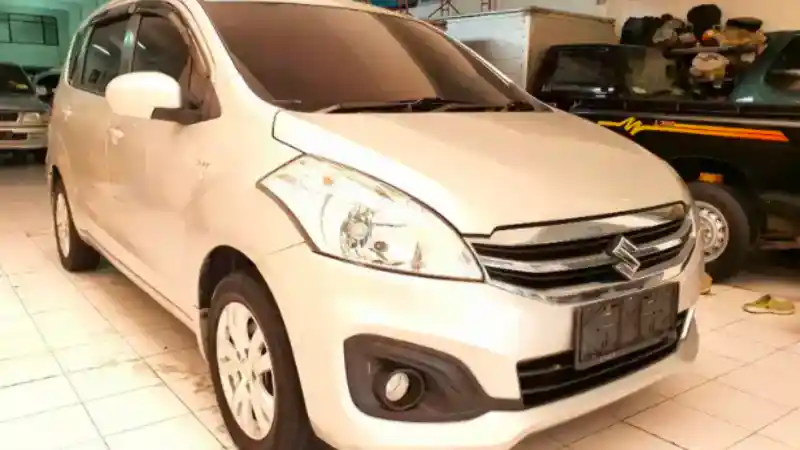 Foto - Pantauan Harga Mobkas Suzuki Ertiga Generasi Pertama