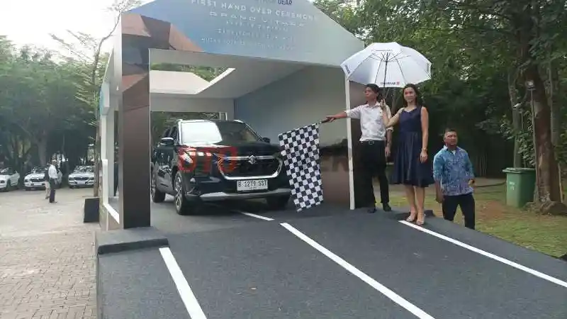 Foto - Siap Mengaspal di Jalan, Suzuki Grand Vitara Resmi Diserahkan ke Konsumen 