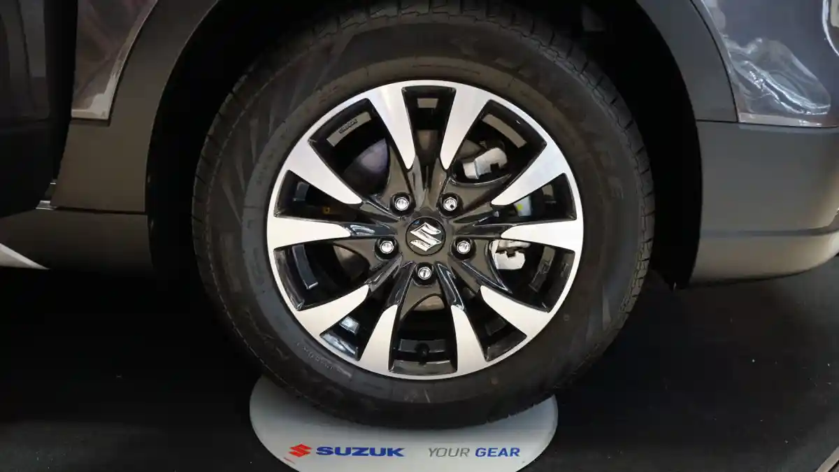 Foto - Kenapa Ban Suzuki SX4 S-Cross Facelift Lebih Lebar?
