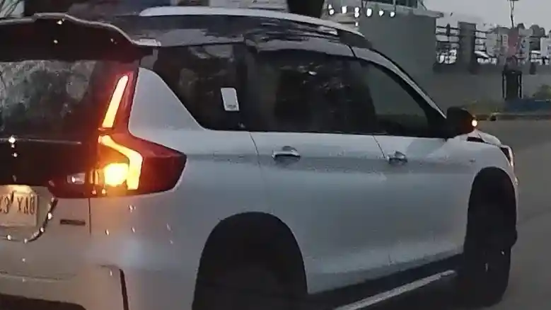 Berita - Belum Resmi Meluncur, Suzuki XL7 Facelift Sudah Berkeliaran di Jalan?