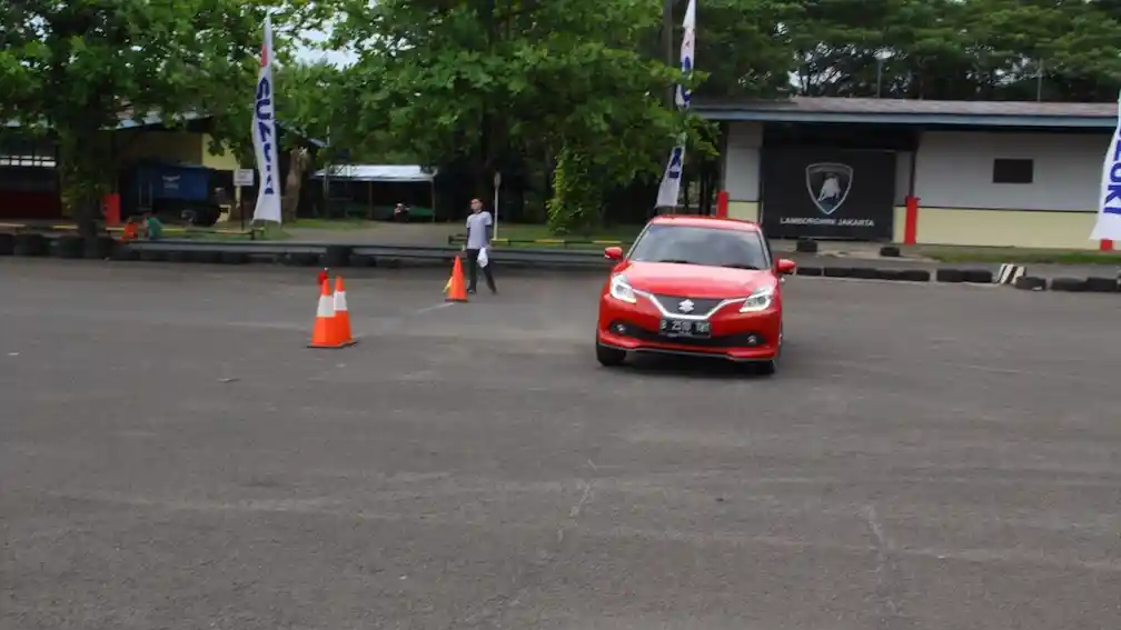 Berita - Menyiksa Suzuki Ignis dan Baleno Hatchback di Lintasan Gymkhana