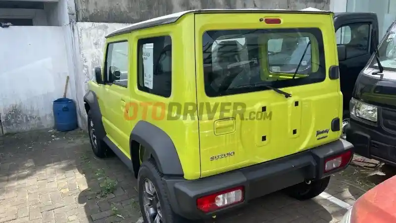 Foto - Suzuki Jimny Lansiran 2022 Masih Banyak Stok, Simak Harga dan Variannya