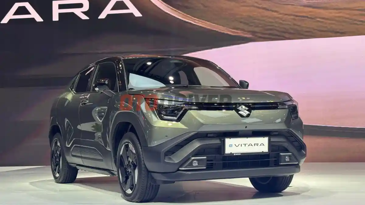 Foto - Suzuki Goda Pengunjung Dengan Fronx Dan e Vitara