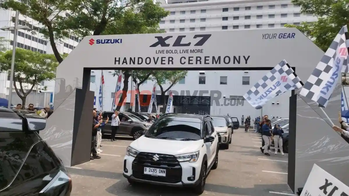 Berita - Versi Penyegaran Ketiga Suzuki XL7 Diserahkan ke Konsumen. 16 Hari Raih SPK 1.300 Unit