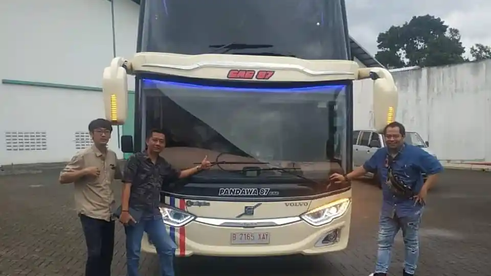 Foto - Bus Pariwisata Mewah Pandawa 87 Bersasis Volvo B11R Akhirnya Meluncur dari Adi Putro