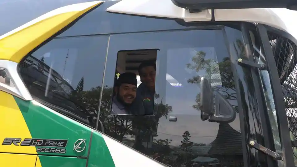 Foto - Peluncuran Armada Baru PO NPM, Walikota Sempat Duduk Di Belakang Kemudi