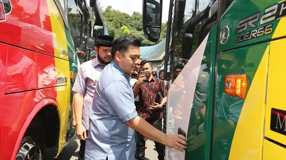 Foto - Peluncuran Armada Baru PO NPM, Walikota Sempat Duduk Di Belakang Kemudi