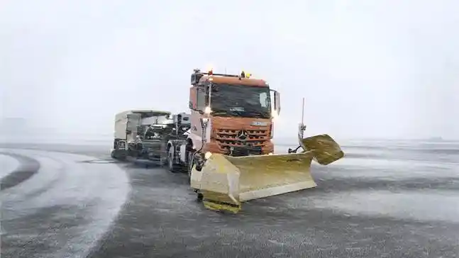 Foto - Daimler Pamer Truk Otonom Pembersih Salju