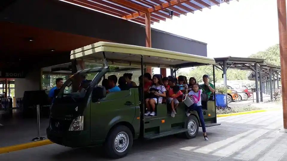 Pikap - Di Cebu Filipina, Pikap Super Ace Disulap Jadi Mobil Wisata Keliling Taman Safari