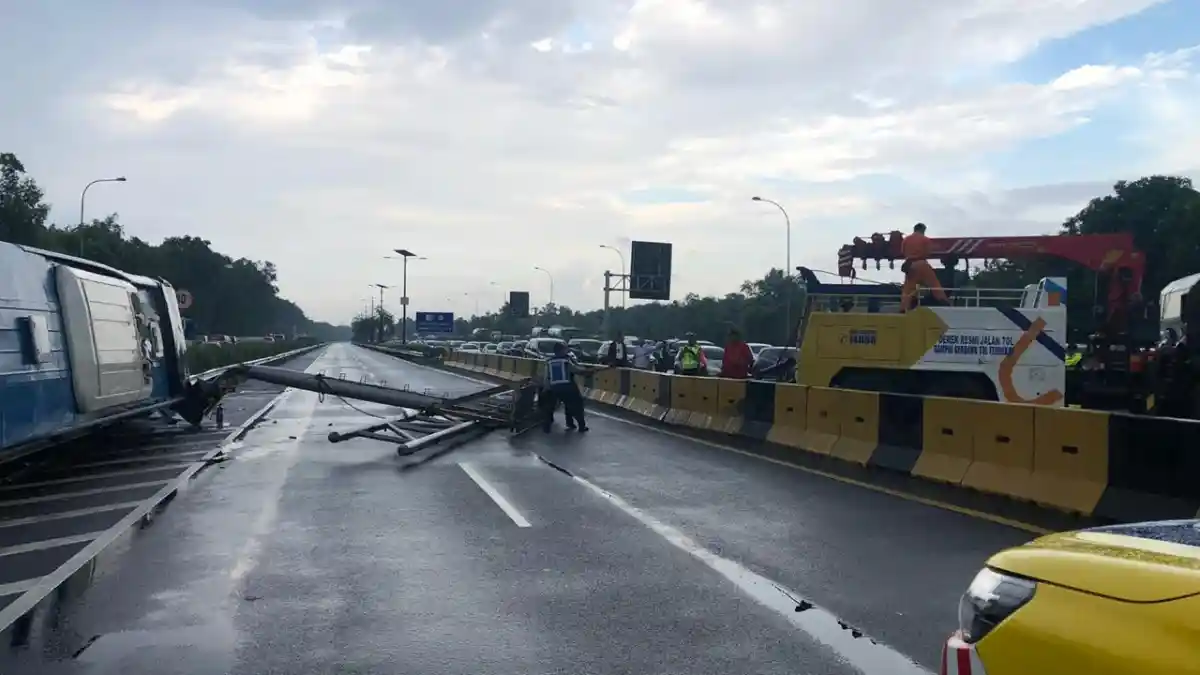 Foto - Supir Ngantuk Bikin Bus Damri 'Terbang' ke Pembatas Jalan Tol Bandara