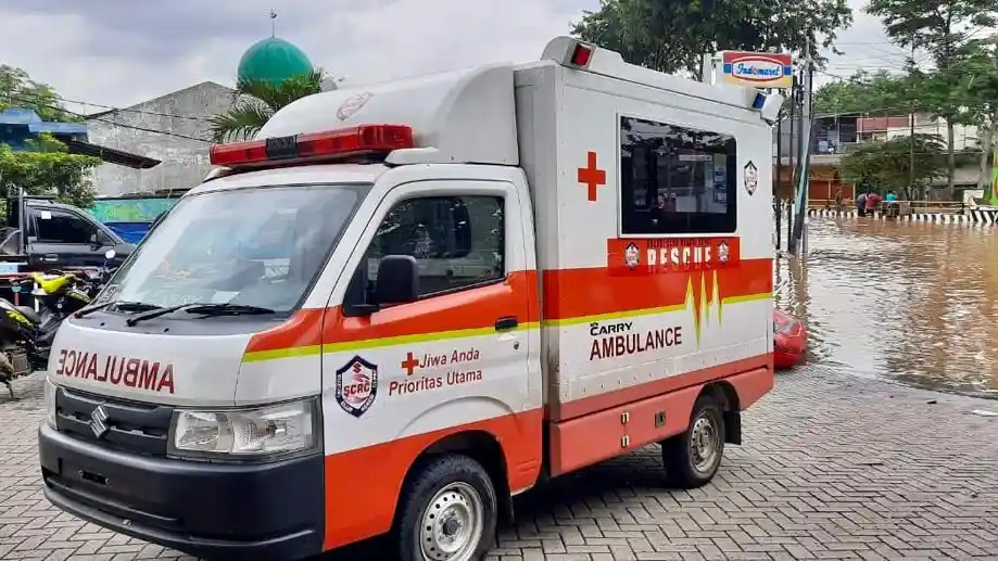 Berita - Ambulans New Carry Turun Langsung Evakuasi Korban Banjir Dua Meter di Bekasi
