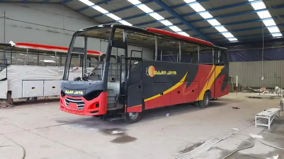 Bus - Siap Menetas, Armada PO Bulan Jaya Bermesin Mercedes-Benz OF 917