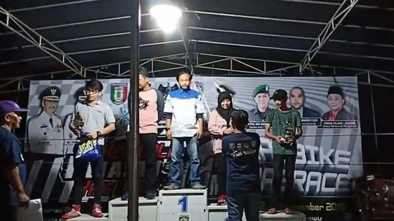 Foto - Toyota Agya Pun Bisa Ikutan Drag Race. Ini Buktinya!