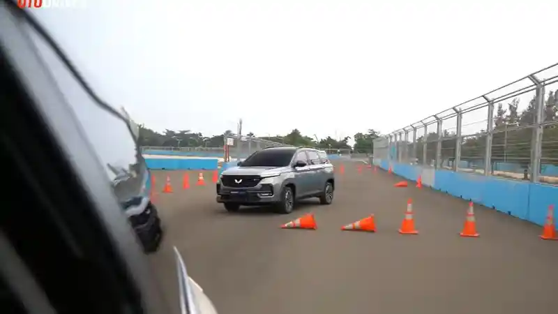 Foto - Tes Lengkap: Wuling Almaz Hybrid 2022