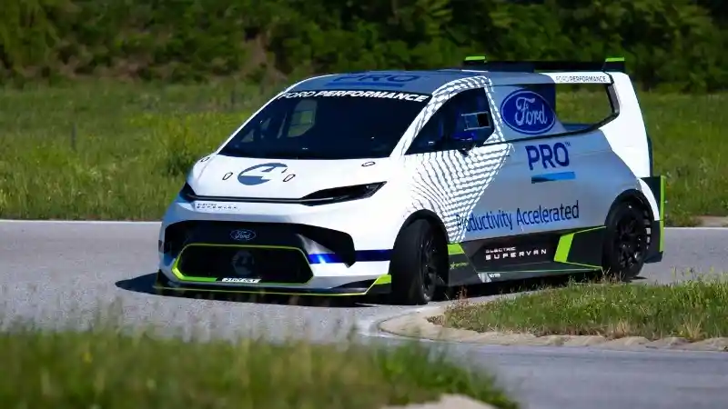 Berita - Ford Pro Electric SuperVan, Mobil Listrik Bertenaga 2000 HP