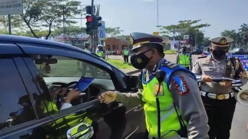 Berita - Mobil Pelat RF Arogan, STNK Akan Dicabut saat Operasi Patuh Jaya